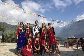 गुरूङ पोशाकमा घान्द्रुकमा सजिएका आन्तरिक पर्यटक
