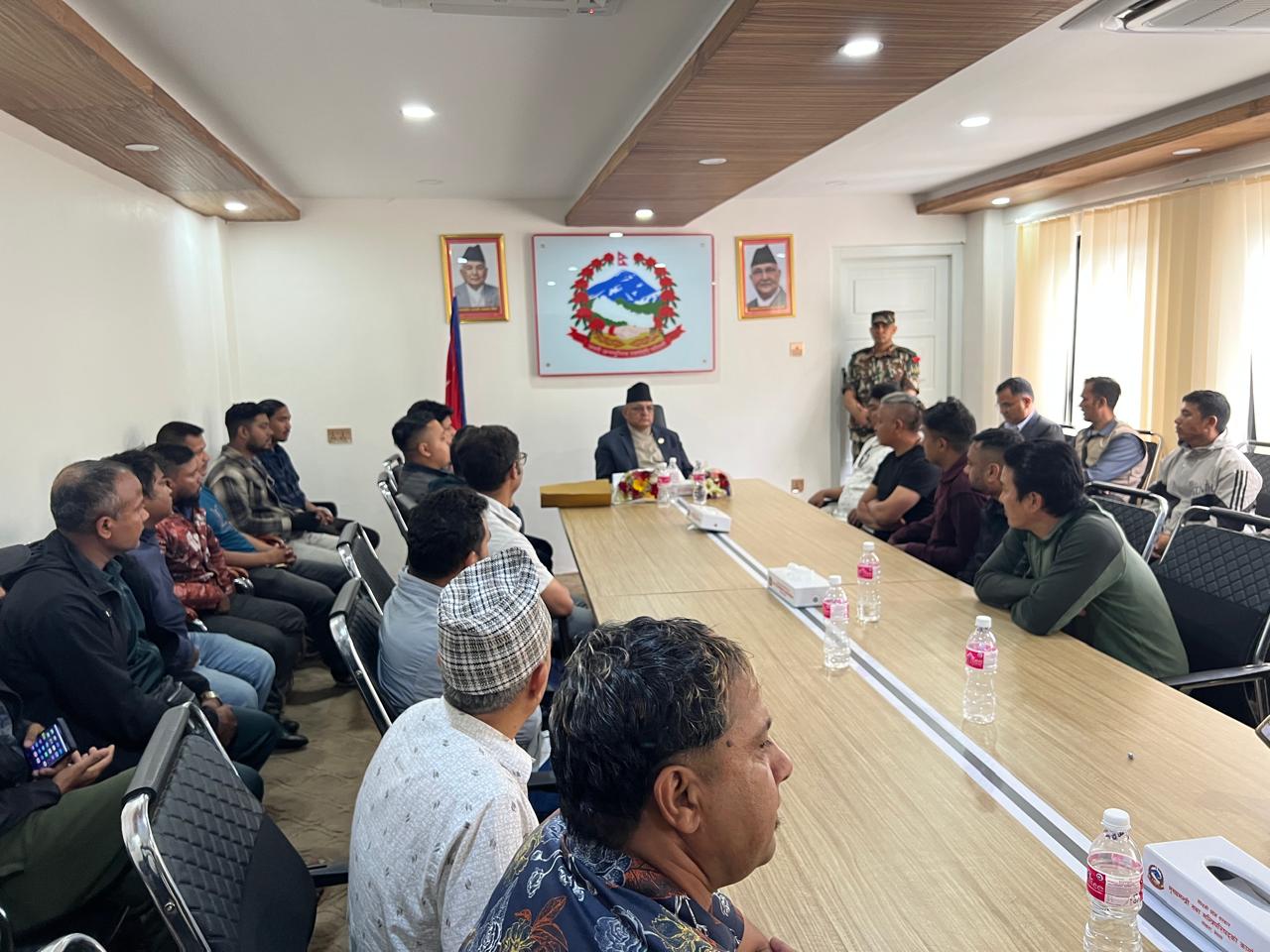  मुख्यमन्त्रीलाई भेटेर राइडर्सहरुले भने : ‘राईड सेयरिङ नियमावलीले हाम्रो रोजीरोटी र यात्रुको सुविधा ग्यारेन्टी गरेको छ’