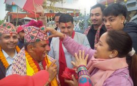 माधव बास्तोलाले मतदातासँग प्रत्यक्ष संवाद गर्दै