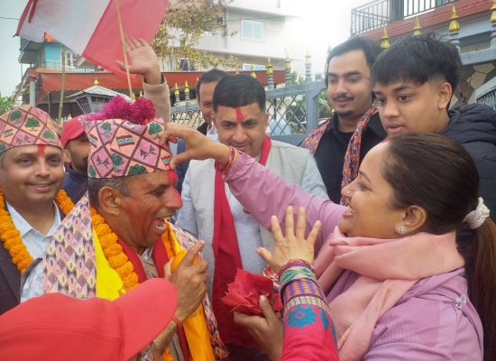 माधव बास्तोलाले मतदातासँग प्रत्यक्ष संवाद गर्दै