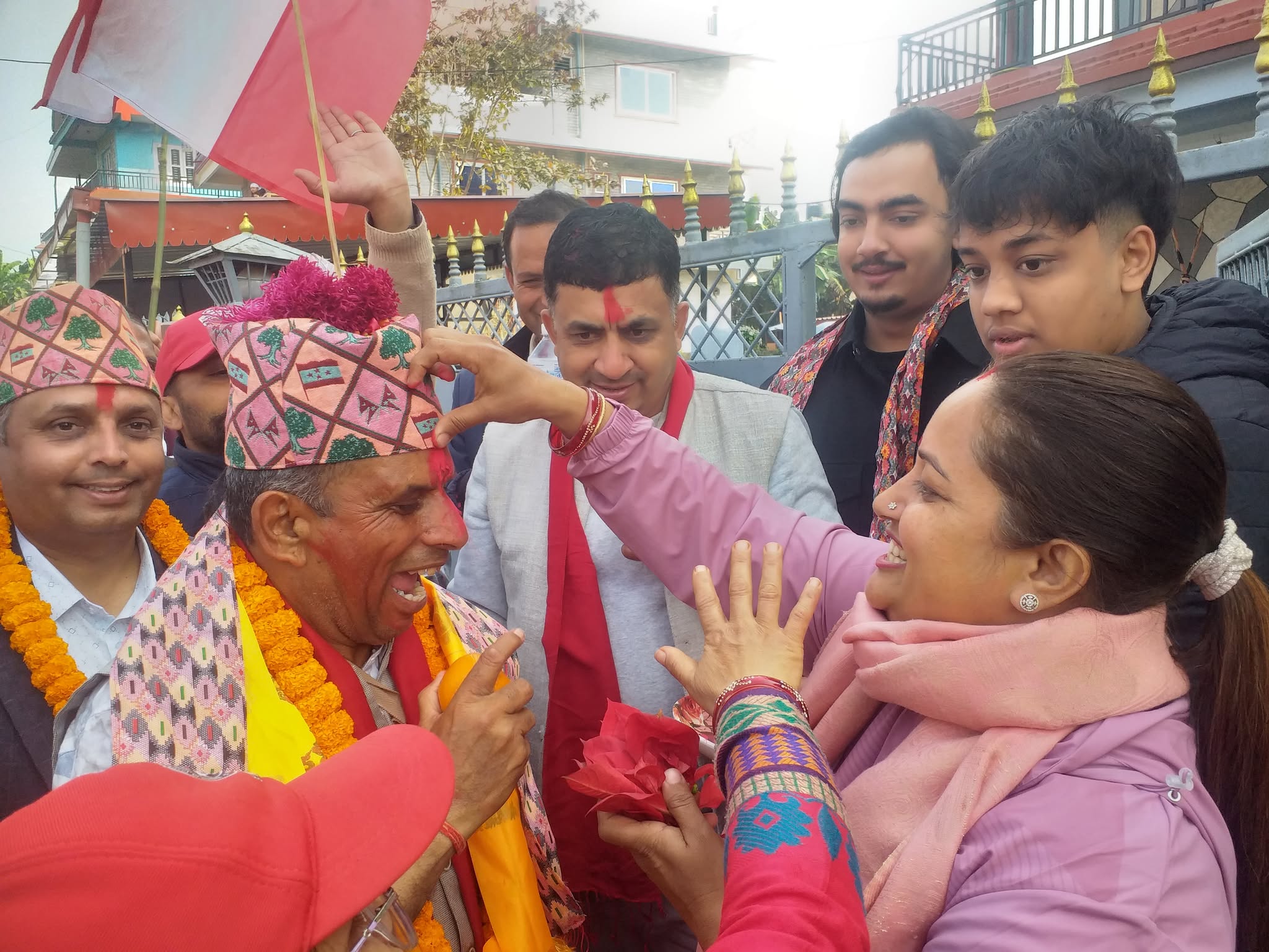  माधव बास्तोलाले मतदातासँग प्रत्यक्ष संवाद गर्दै