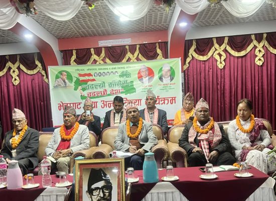 पोखरामा पर्वतका मतदातासँग उम्मेदवारको भेट