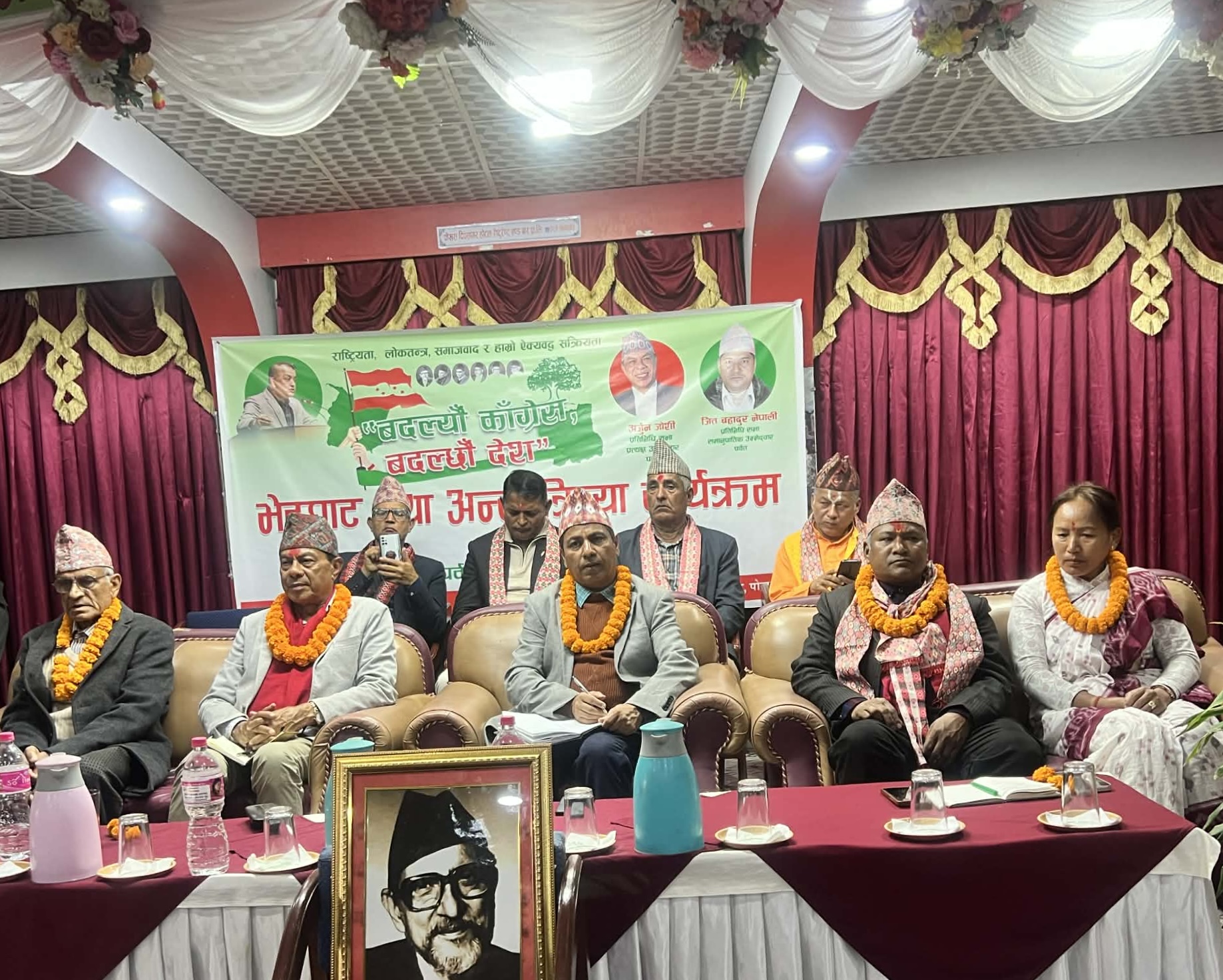  पोखरामा पर्वतका मतदातासँग उम्मेदवारको भेट