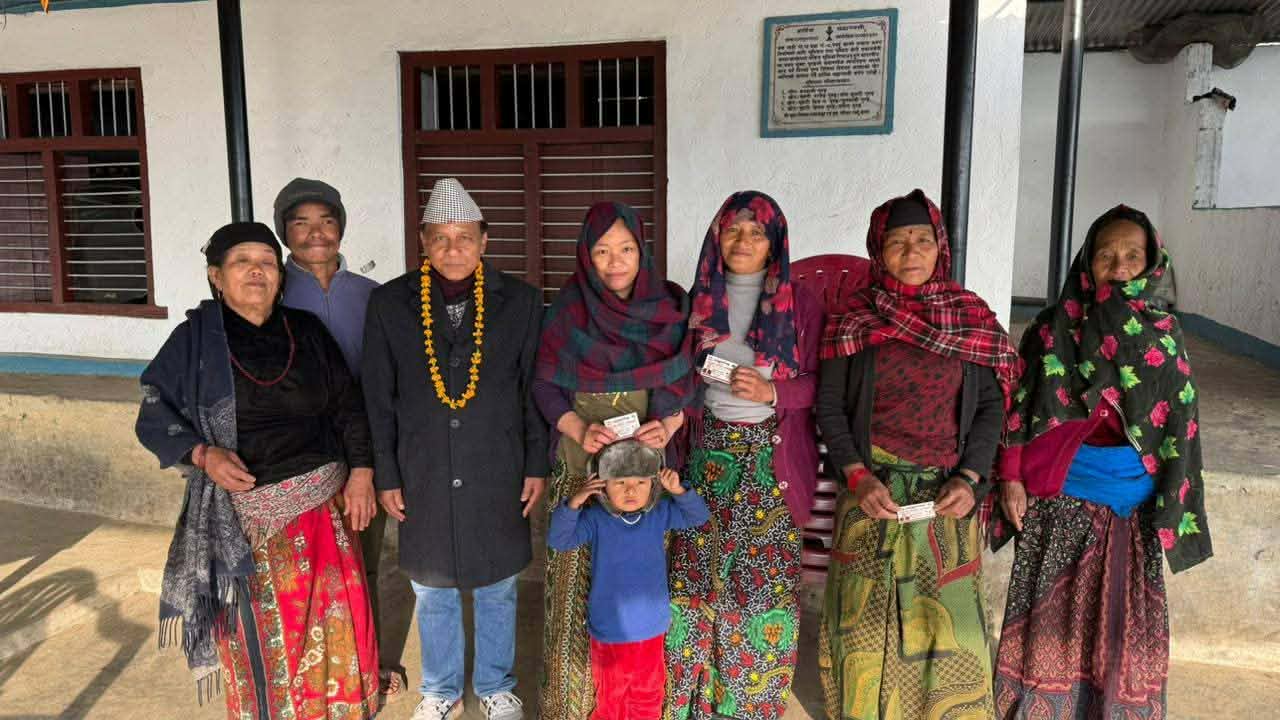  कांग्रेस उम्मेदवार रानाभाटसंग मादी बासिन्दाको गुनासो : “गाउँमै बस्ने वातावरण चाहियो”