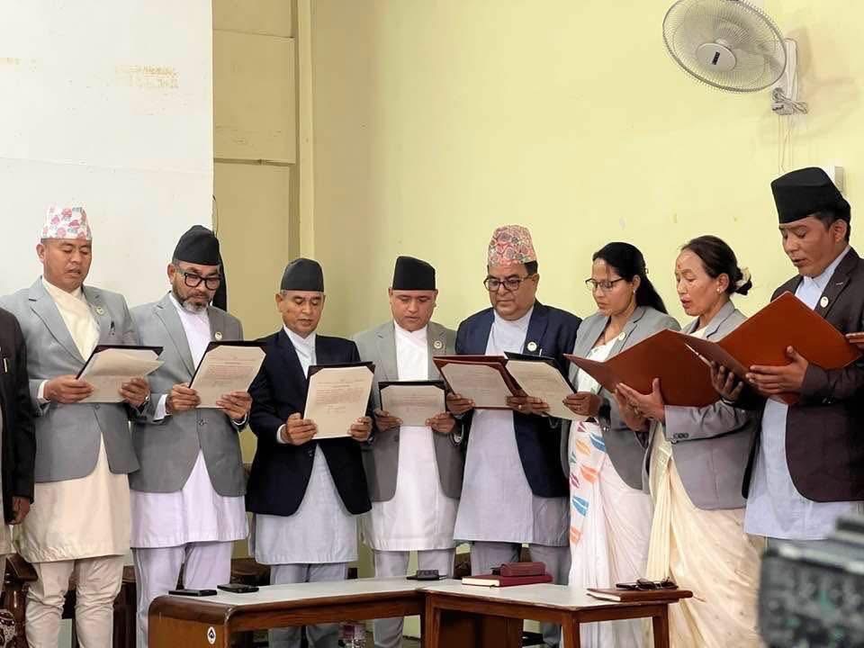  गण्डकीमा मन्त्रिमण्डल विस्तार: एमाले–कांग्रेसबाट ८ मन्त्रीको सपथ, ९ सदस्यीय क्याबिनेट पूर्ण
