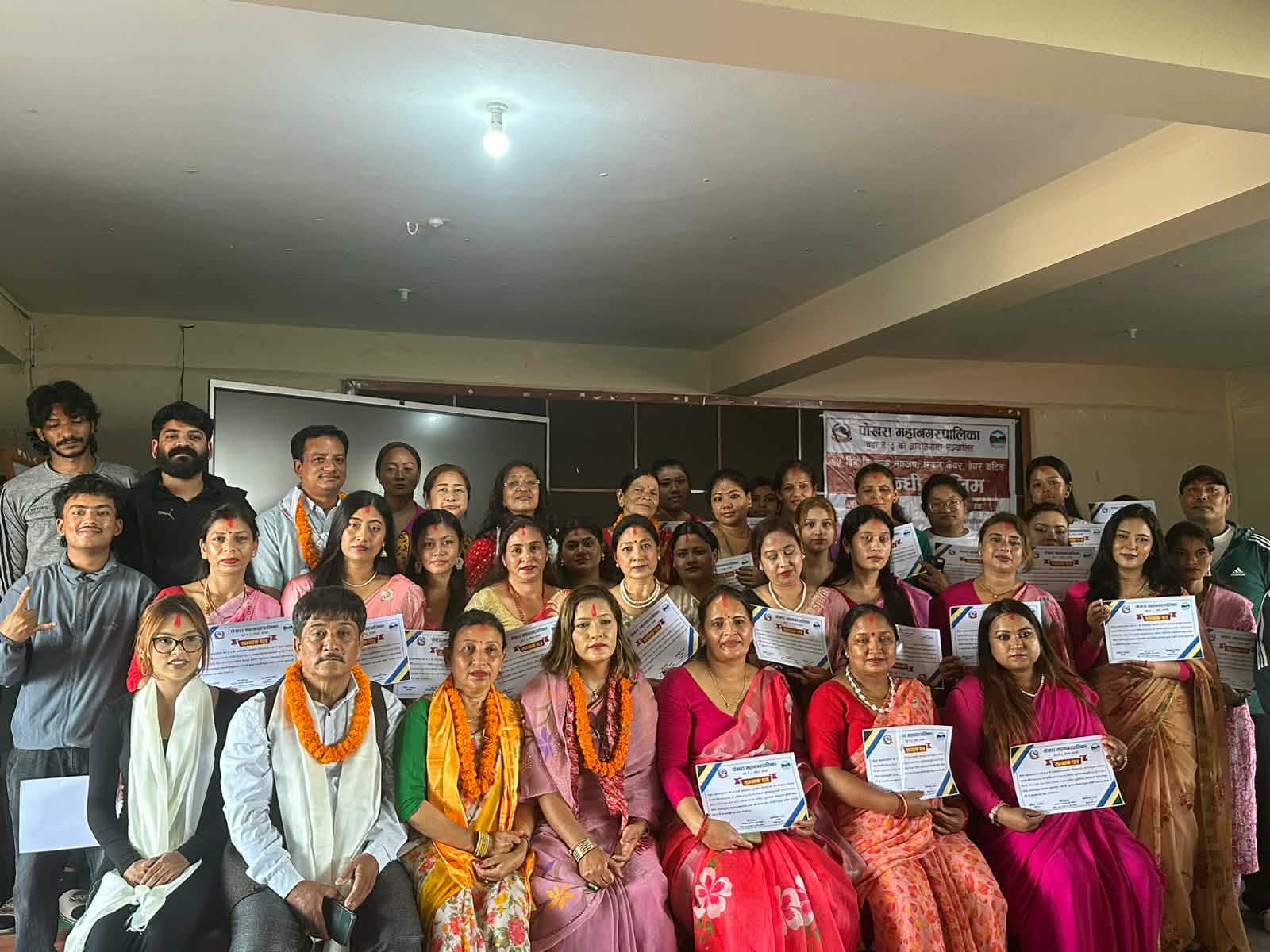  वडा नं.३ मा मेकअपदेखि हेयर कटिङसम्मको १५ दिने व्यावसायिक तालिम सम्पन्न