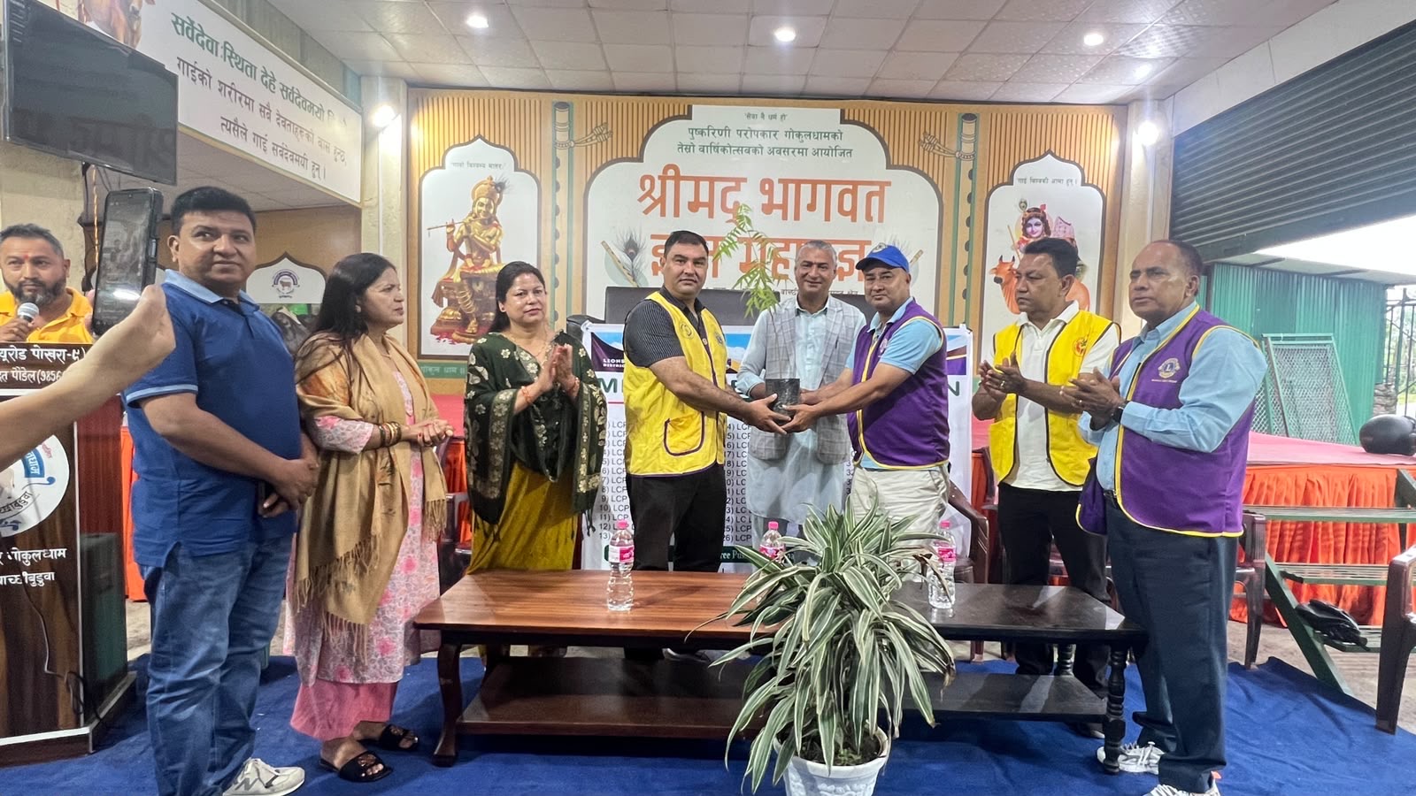 पोखरामा लायन्सको बृहत् वृक्षारोपण : गोकुलधामलाई हरित, आध्यात्मिक र सेवा केन्द्र बनाउने अभियानमा साथ