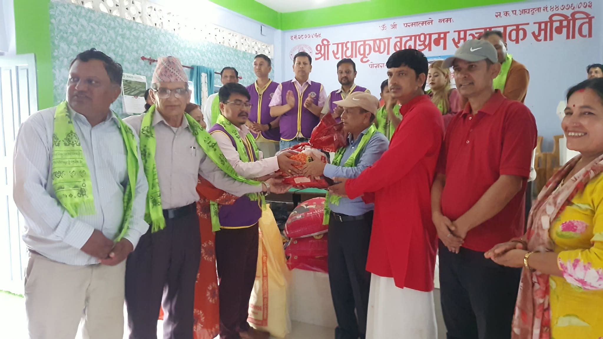 वैवाहिक वर्षगाँठको अवसरमा क्लबद्वारा वृद्धाश्रममा खाद्यान्न वितरण