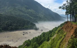 चीनतर्फ थुनिएको नदी(ताल)अझै खुलेन, नेपालतर्फ बाढीको जोखिम कायम