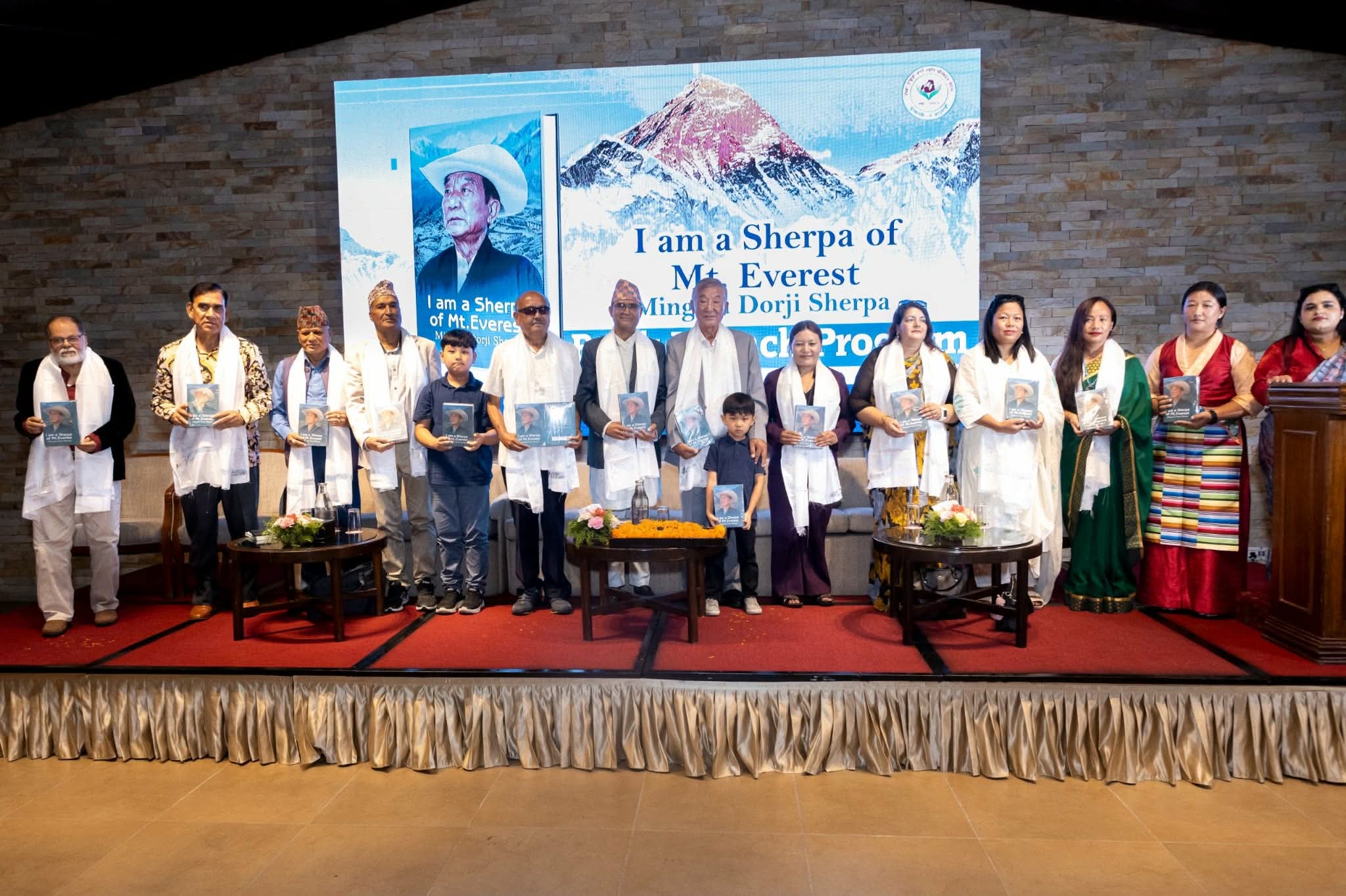 नाम्चेदेखि संसारसम्म : मिङ्मा दोर्जीको ‘शेर्पा’ कथा अब अंग्रेजीमा