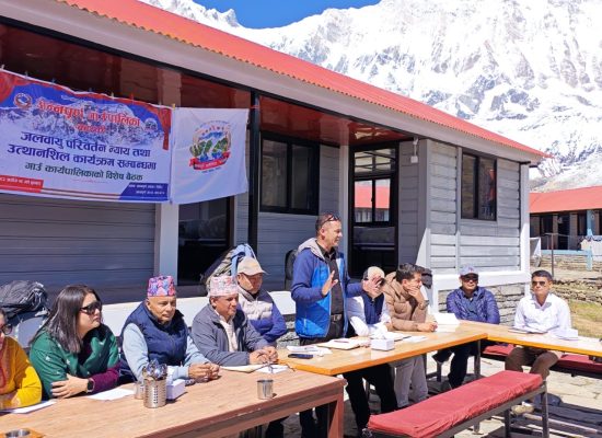 हिमालमै पुगेर अन्नपूर्ण गाउँपालिकाको बैठक : जलवायु जोखिमदेखि ‘रिजिलेण्ट एबीसी’सम्म ८ निर्णय